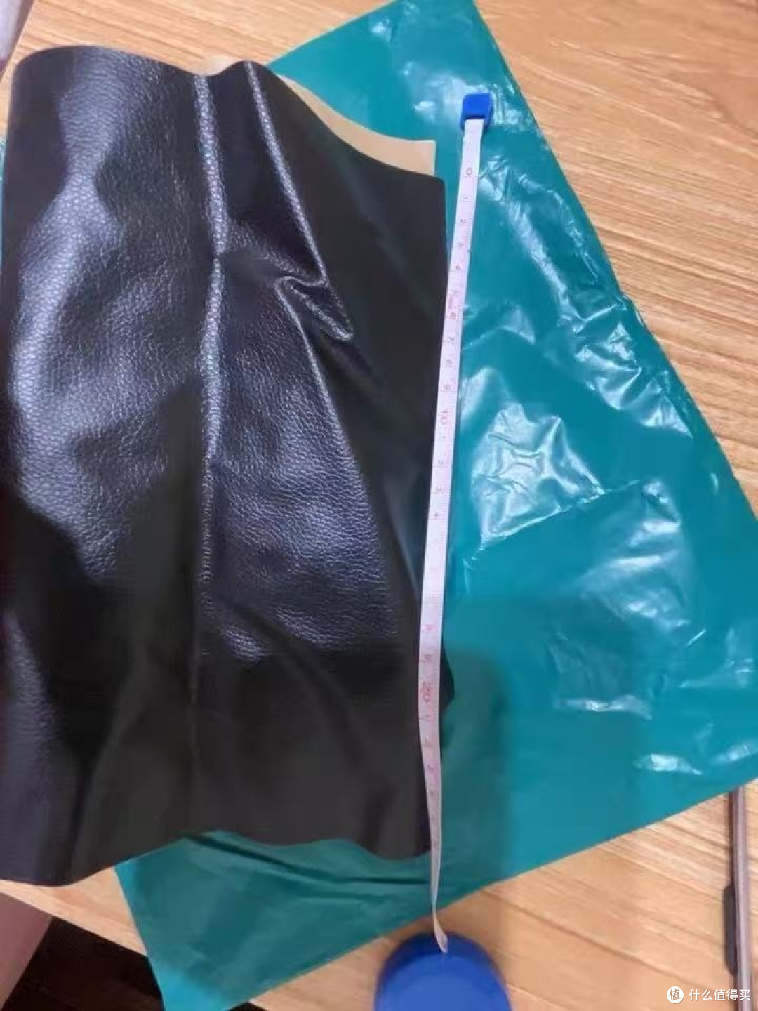 沙发破皮别急着换，一块自粘皮革贴就能搞定