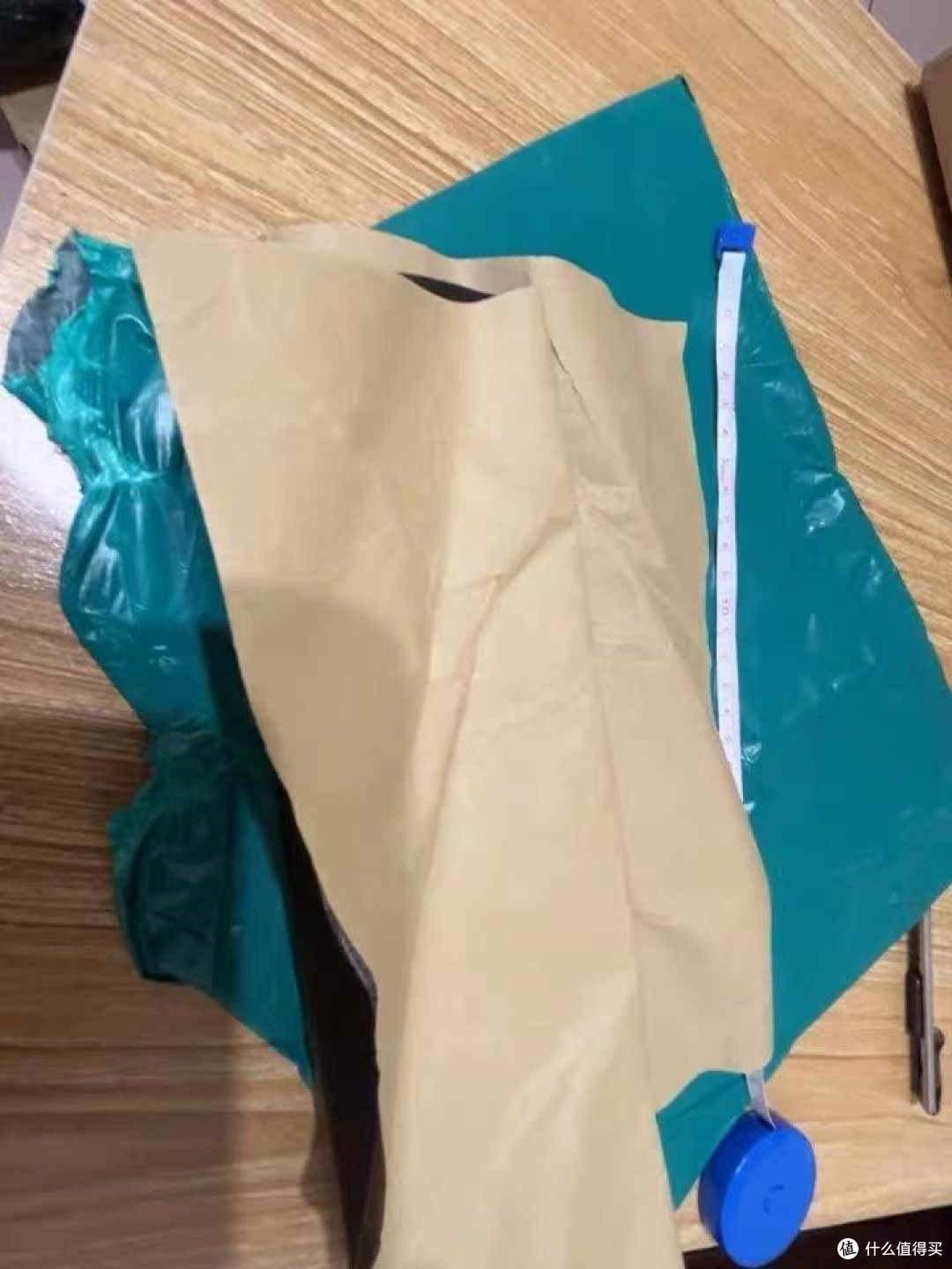 沙发破皮别急着换，一块自粘皮革贴就能搞定
