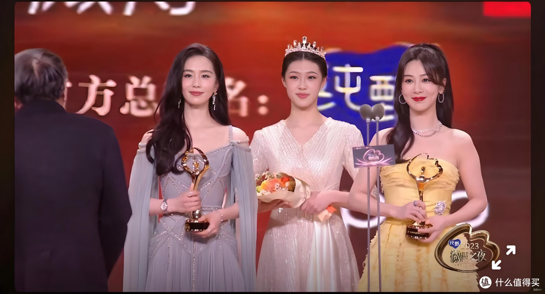 当场质疑“像假发”,杨紫上手一拽:刘诗诗这头粉发,瞒了三个月