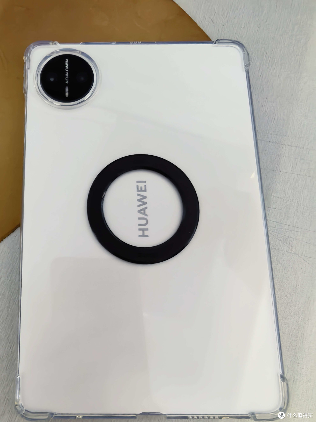 套上透明壳、背面贴了磁吸环，白色背板 + HUAWEI 星环是这台机器最好看的角度