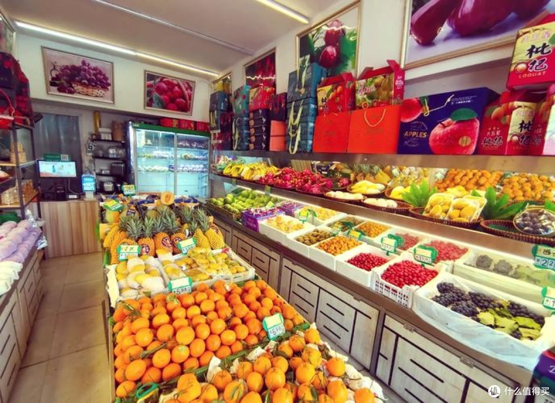 小区门口的平价水果店，鲜果散装摆放，价格亲民