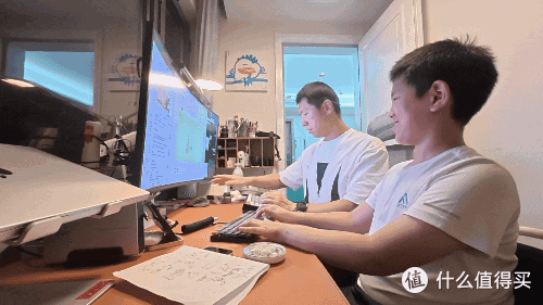 三年前儿子画在便签纸上的小人,今天被 AI 做成了游戏