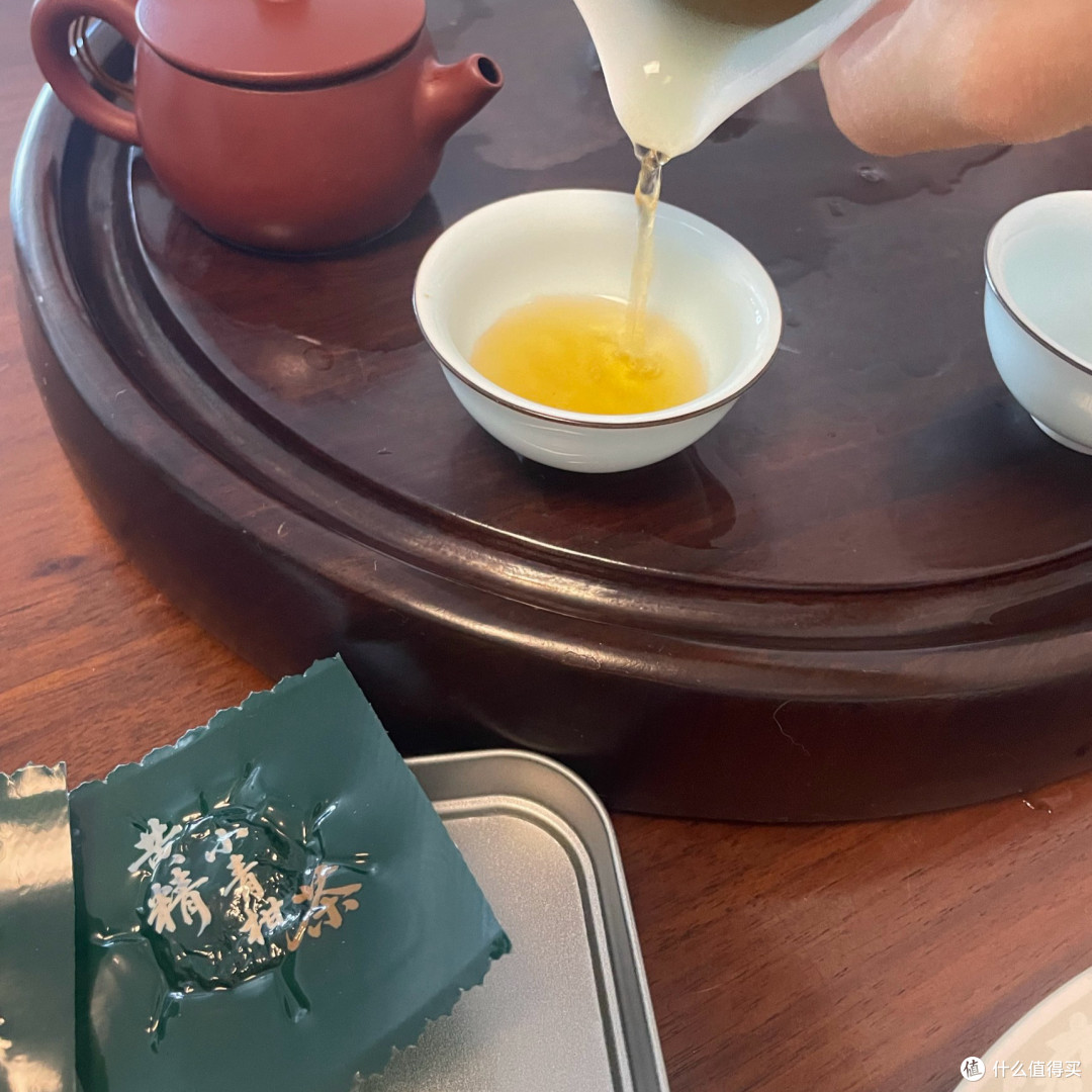 朋友送了一盒黄精小青柑茶,喝一口我沉默了