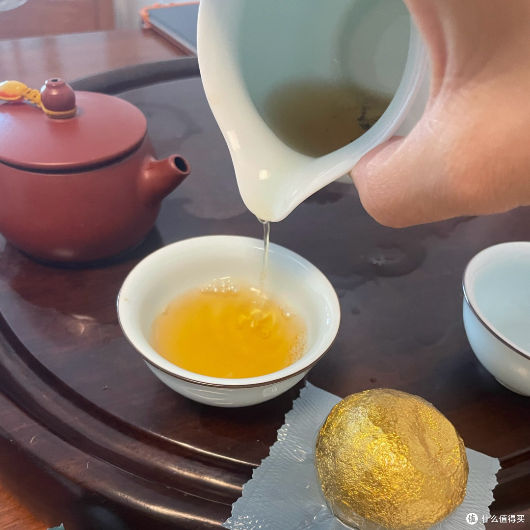 朋友送了一盒黄精小青柑茶,喝一口我沉默了