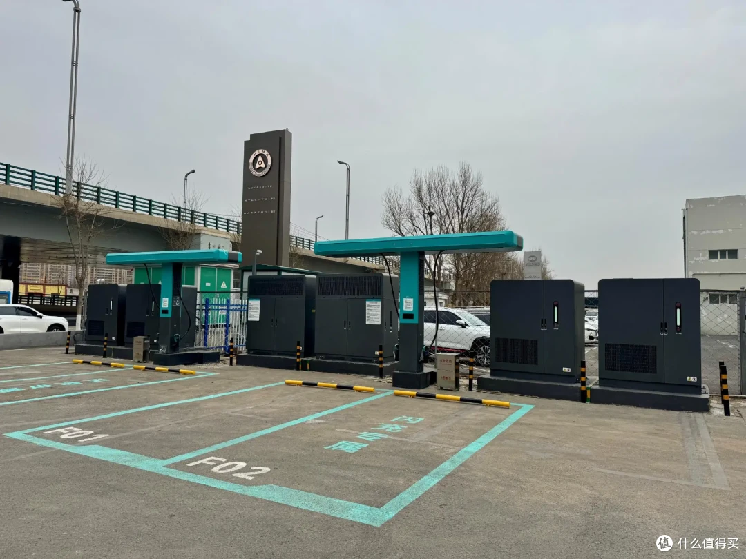 18.99万起,方程豹第一台轿跑入门满配值不值?我去4S店看了实车