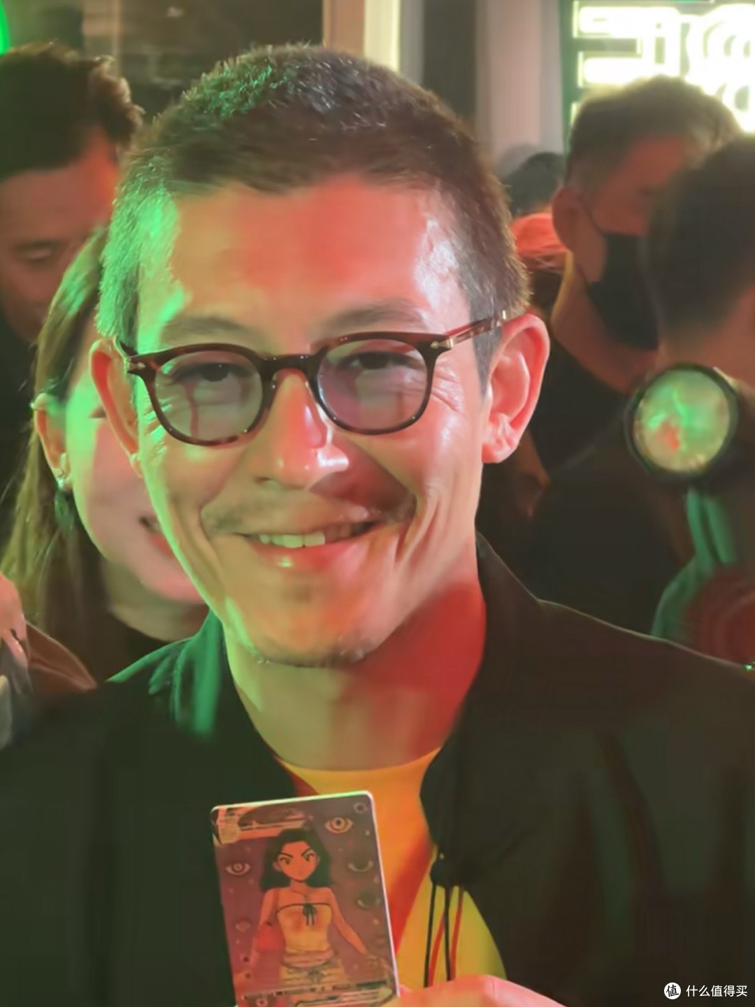 陈冠希与王嘉尔联名搞抽象!还亲自试戴王嘉尔头套