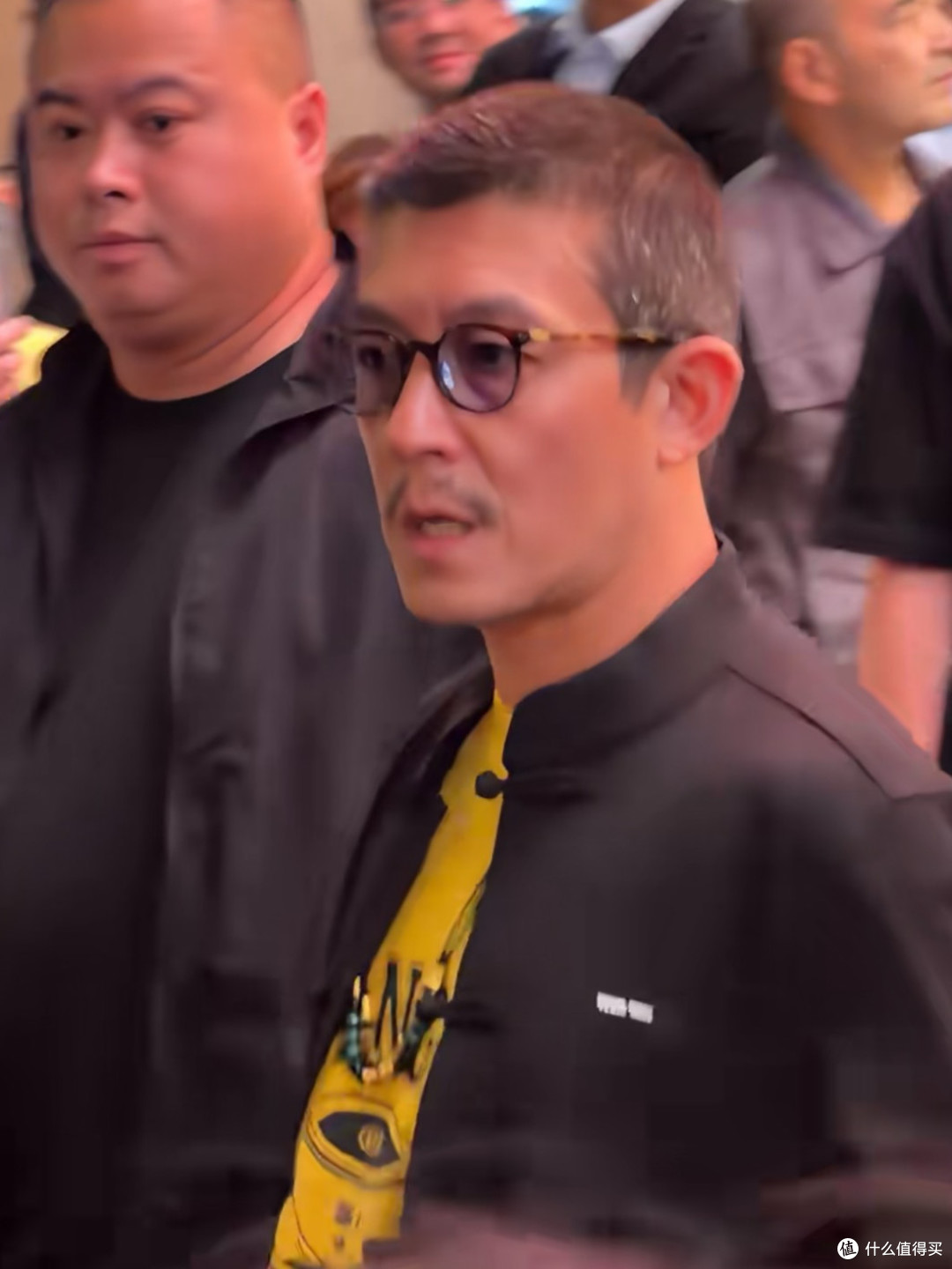 陈冠希与王嘉尔联名搞抽象!还亲自试戴王嘉尔头套