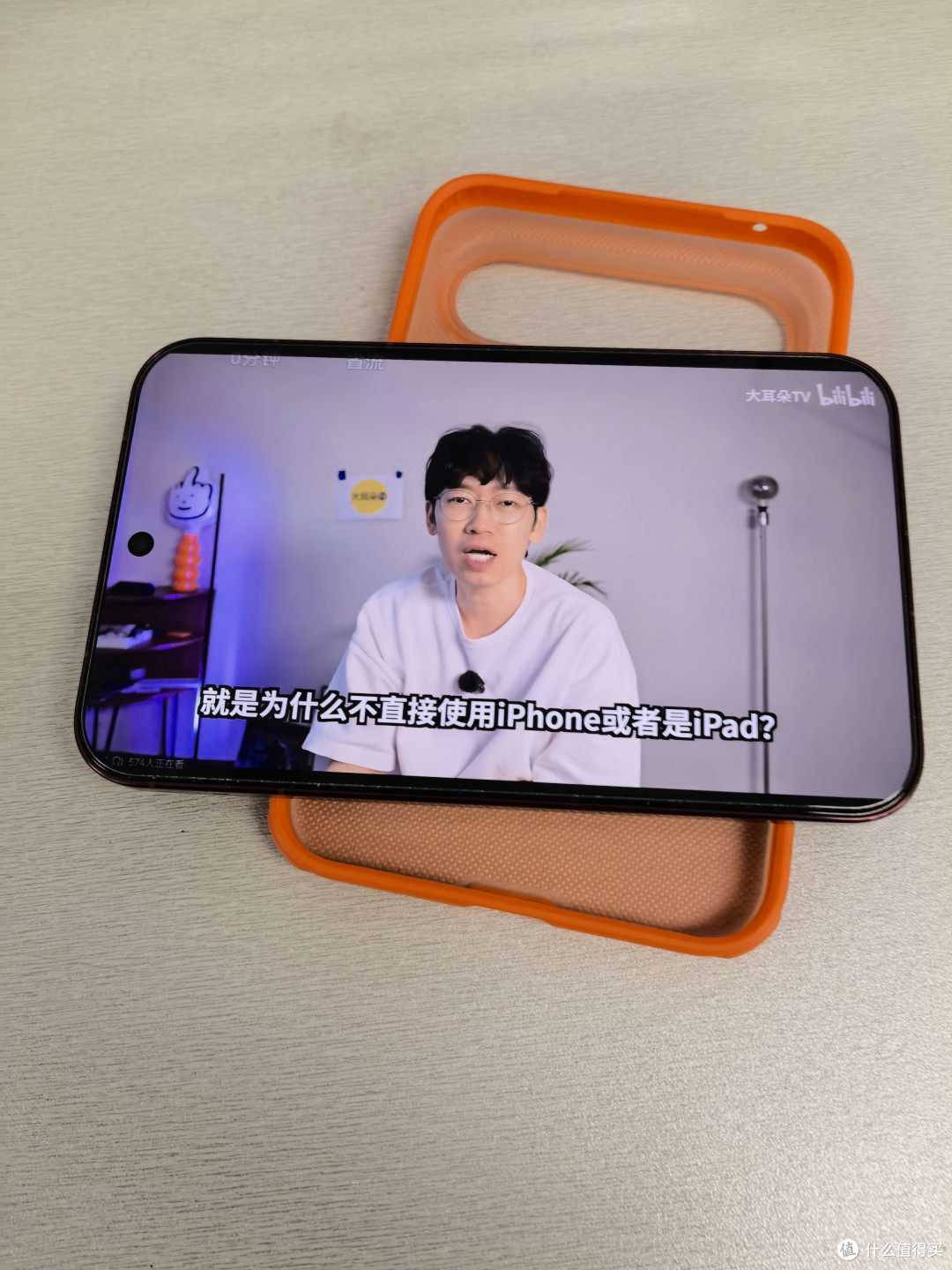 横屏看视频，黑边少，画面基本铺满整块屏