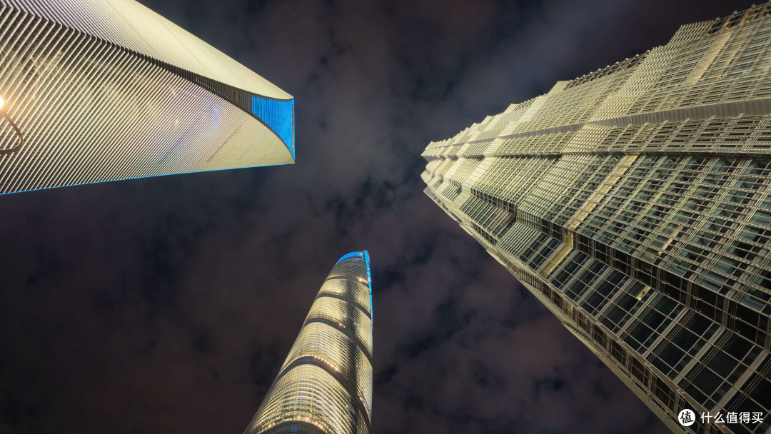 三件套仰拍，夜景的高光压得住，楼体的灯条没有糊