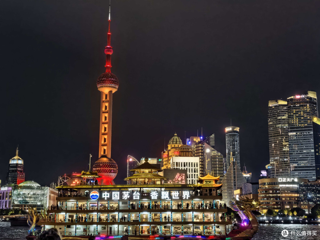 外滩夜景，东方明珠的红色和游船的灯都拍出来了