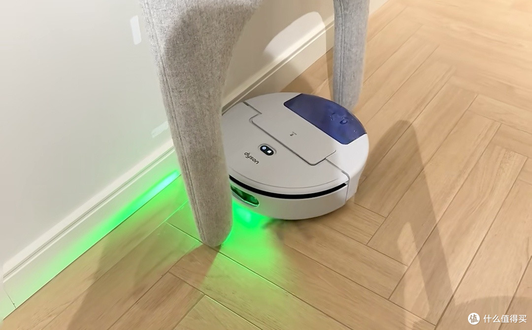 解放双手去污渍!戴森R3 AI扫拖机器人新品实测