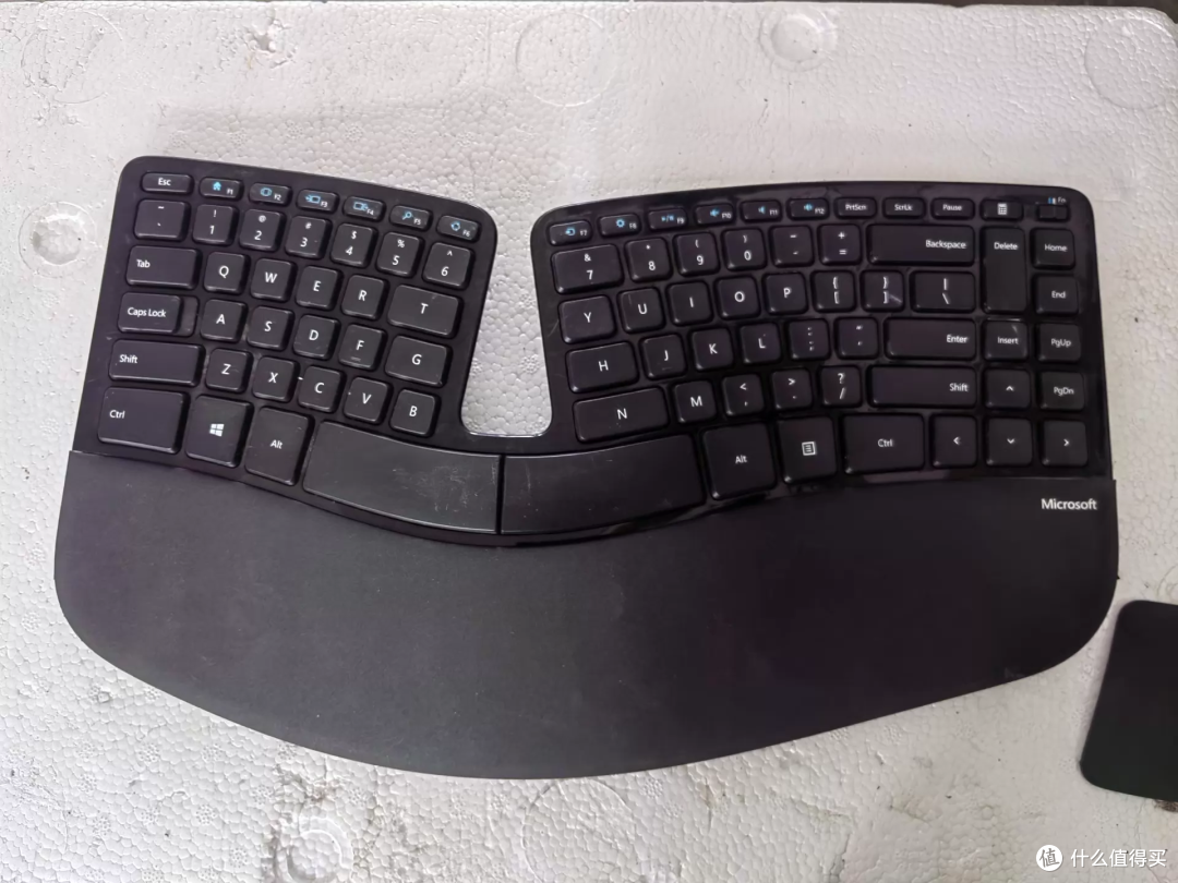 你见过从中间裂开的键盘吗?微软Sculpt二手120块,造型怪但真香