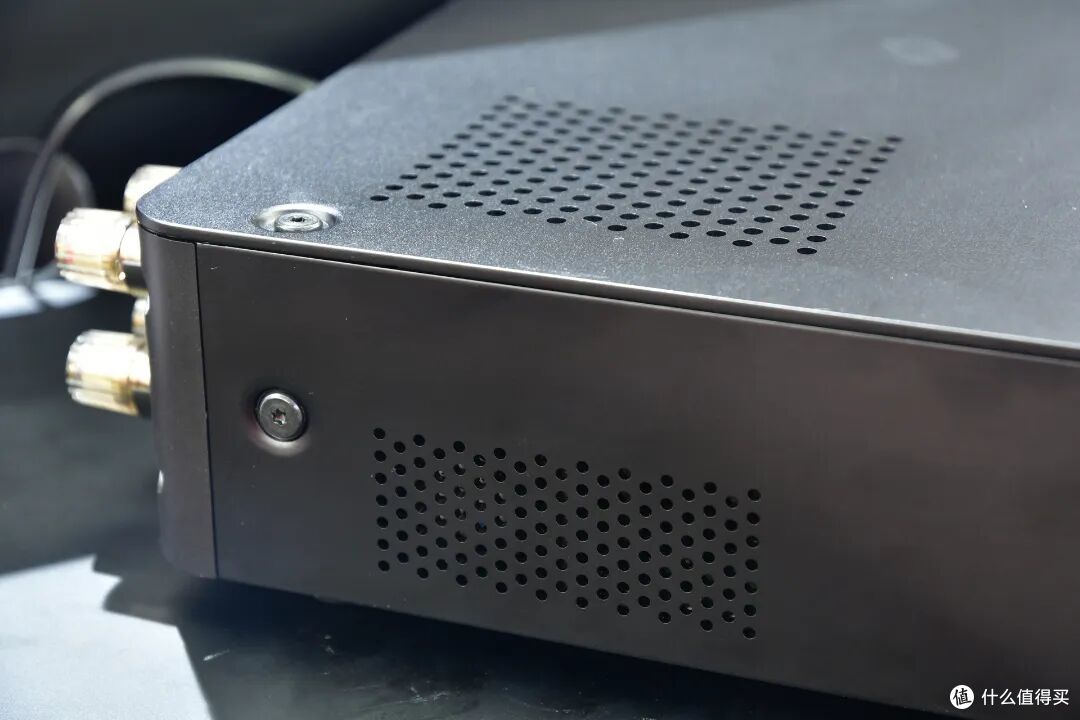 WXA-70A的顶板和两侧均有散热孔