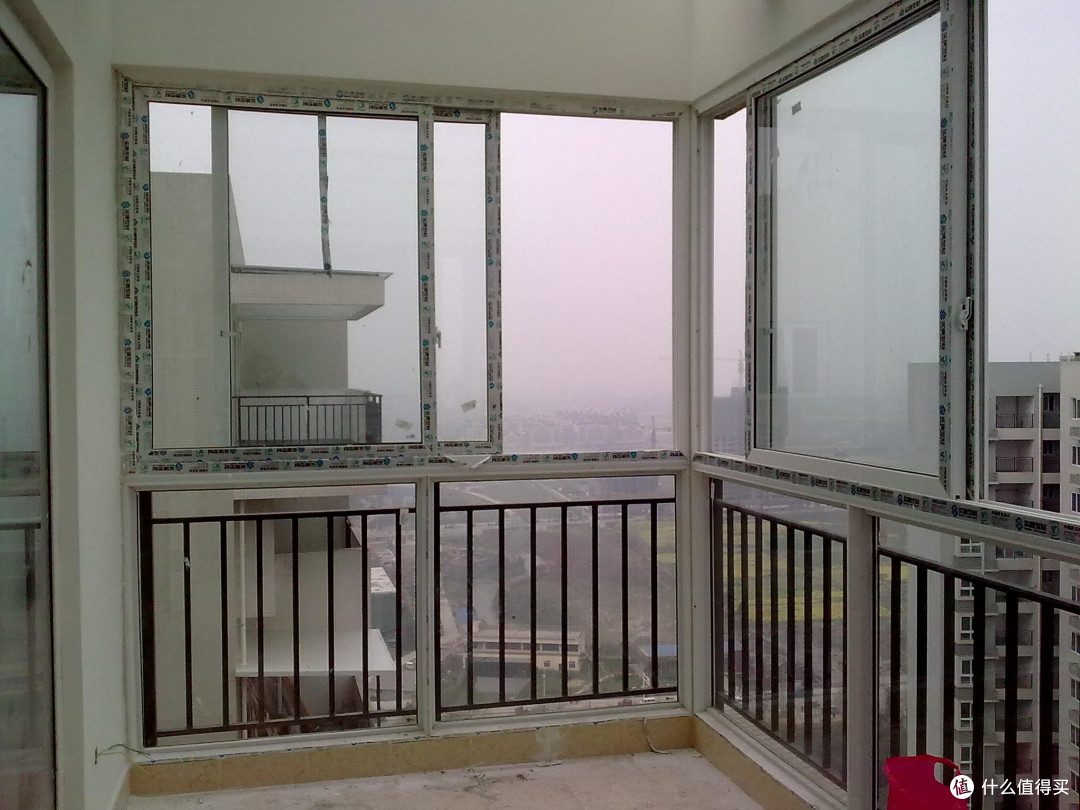 阳台塑钢窗(顶楼做工不好雨天进水) 阳台地砖施工没有向地漏那边儿倾斜导致漏水的雨水也无法漏出去！(长期困扰)
