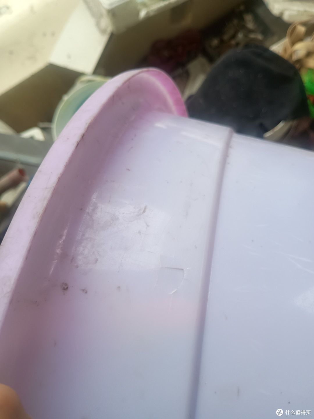 结果我妈这一按，直接在下面又干出一个裂缝，这个水位我刀板不能全部浸没的，7天后回来要么浸在里面刀板起拱变形，要么搁在刀板架上干裂报废