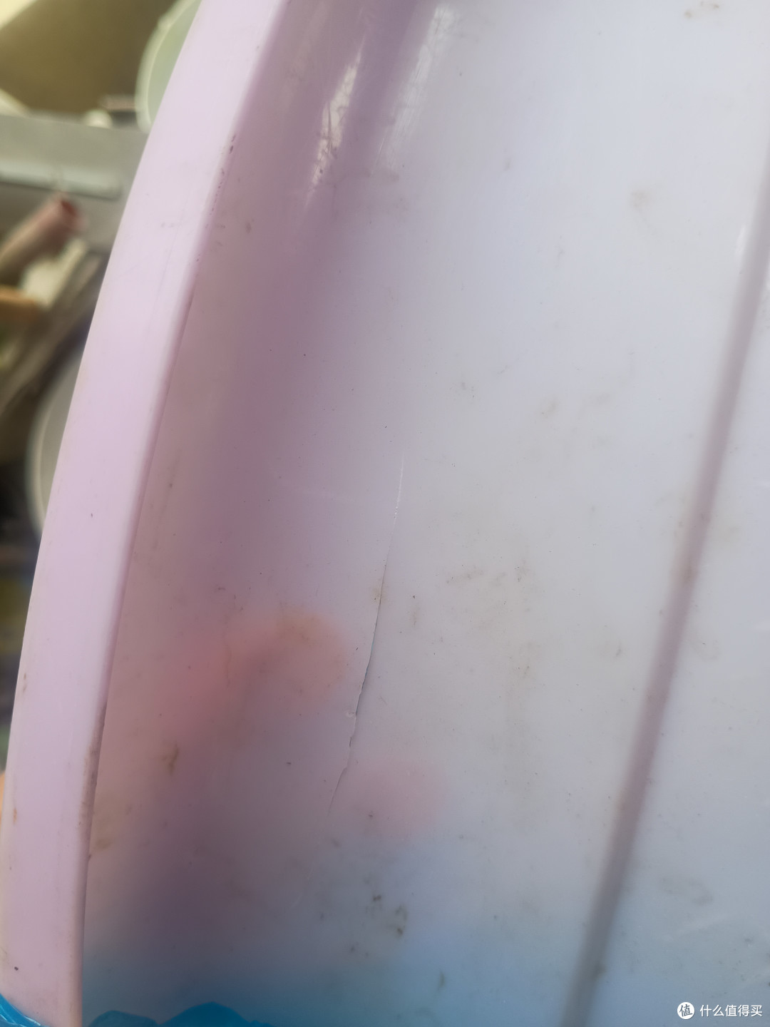 这只盆我上次洗脱排风轮最后一点碱水倒掉洗盆的时候我就听到吧嗒一声（前面的碱水都是用小平锅子舀掉的，否则水的重量早就把盆干破了），好在裂的地方在比较上面，这个水位能把刀板浸没，所以关照我妈这只盆只能我用