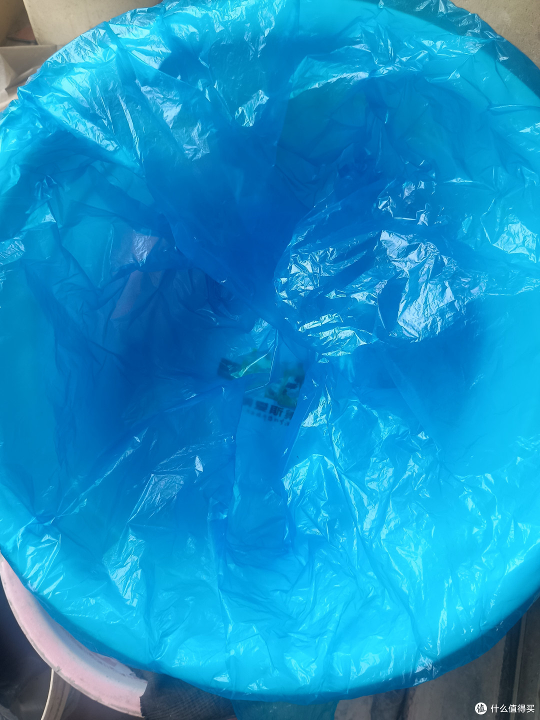 卖了20多年袋子，店不开后这种装被子的单边56公分宽度的袋子我留了一小包，把盆里的水腾空临时套在上面，再在里面放水，把刀板搁进去，水有浮力，刀板虽重只要不像我妈那样往下摁，也不会把袋子磨破，就这样混了7天