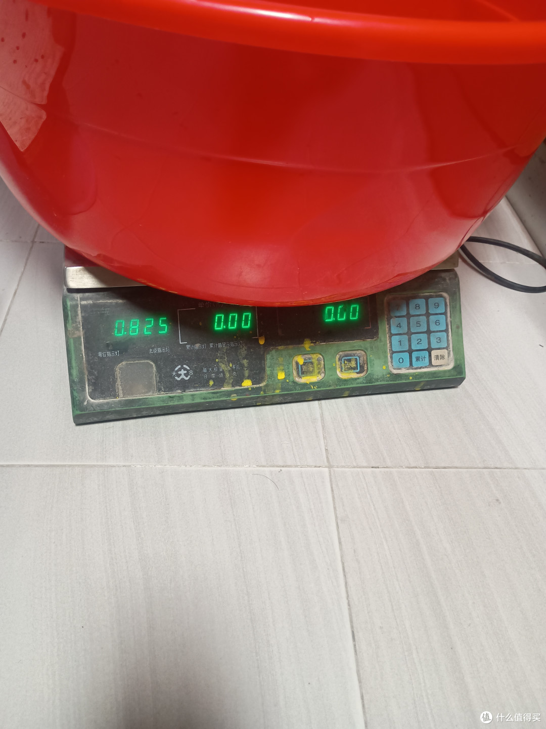我这种实诚人买什么东西都喜欢过磅，称了一下800多克，按我以前买塑料的进价算，基本要1w+/吨，这只盆的成本要8-9块，再从青海（那地方以前只有那啥才会去吧，懂的都懂）给你寄过来，刨去运费，买家也是没啥钱赚了