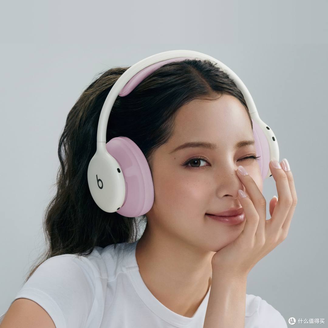 云白色 Beats 360 搭配粉色耳罩及头梁软垫的佩戴图