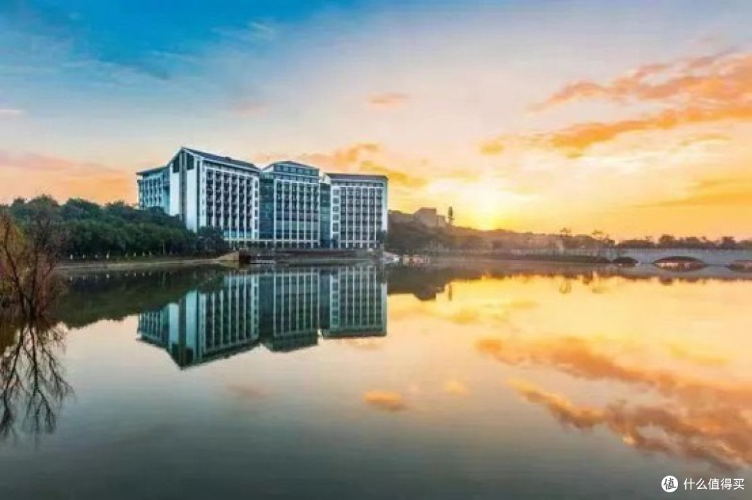 傍晚时分的天空湖景外立面