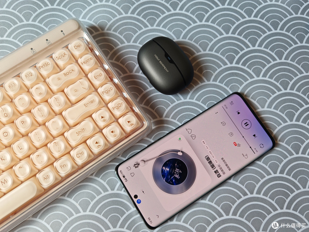 蛇圣陨石 Max 实测|铍振膜 + 骨声纹通话,暴汗也能用的耳夹耳机