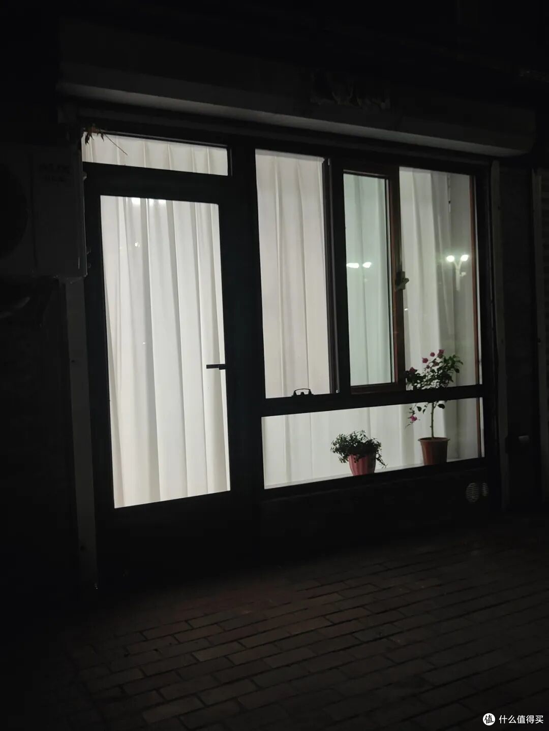 网友：父母住车库，儿子住楼上，是不孝吗？答案很现实