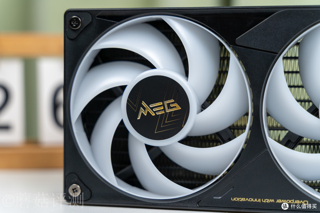水冷还能怎么卷?上裸眼3D!微星MEG CORELIQUID E15 360超神水冷