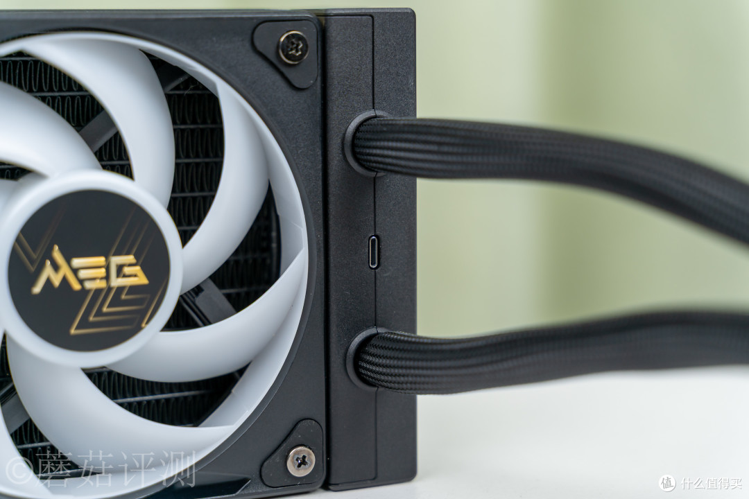 水冷还能怎么卷?上裸眼3D!微星MEG CORELIQUID E15 360超神水冷