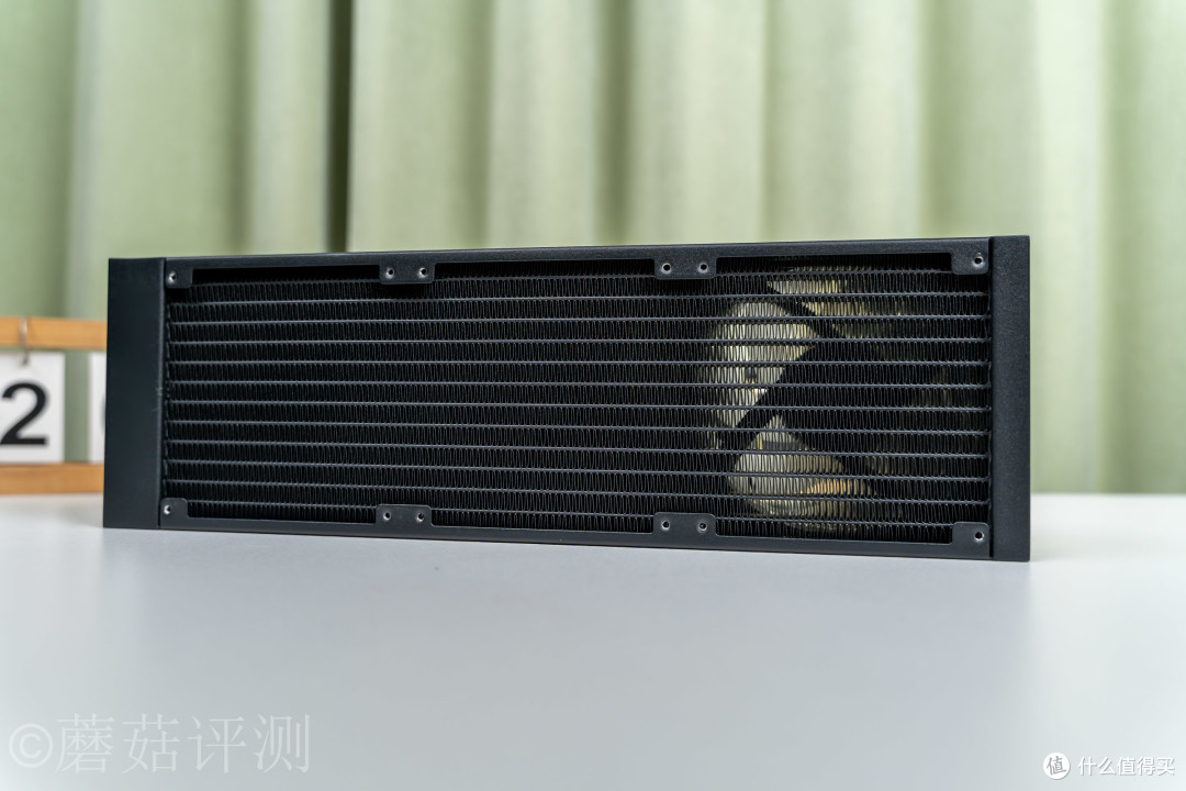水冷还能怎么卷?上裸眼3D!微星MEG CORELIQUID E15 360超神水冷