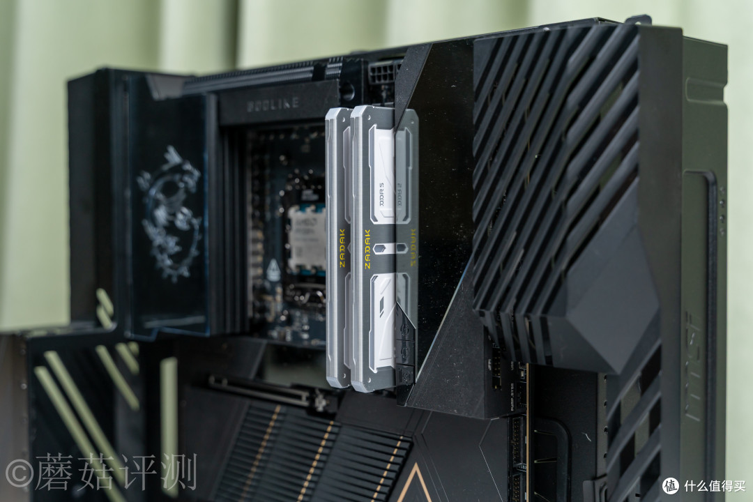 水冷还能怎么卷?上裸眼3D!微星MEG CORELIQUID E15 360超神水冷