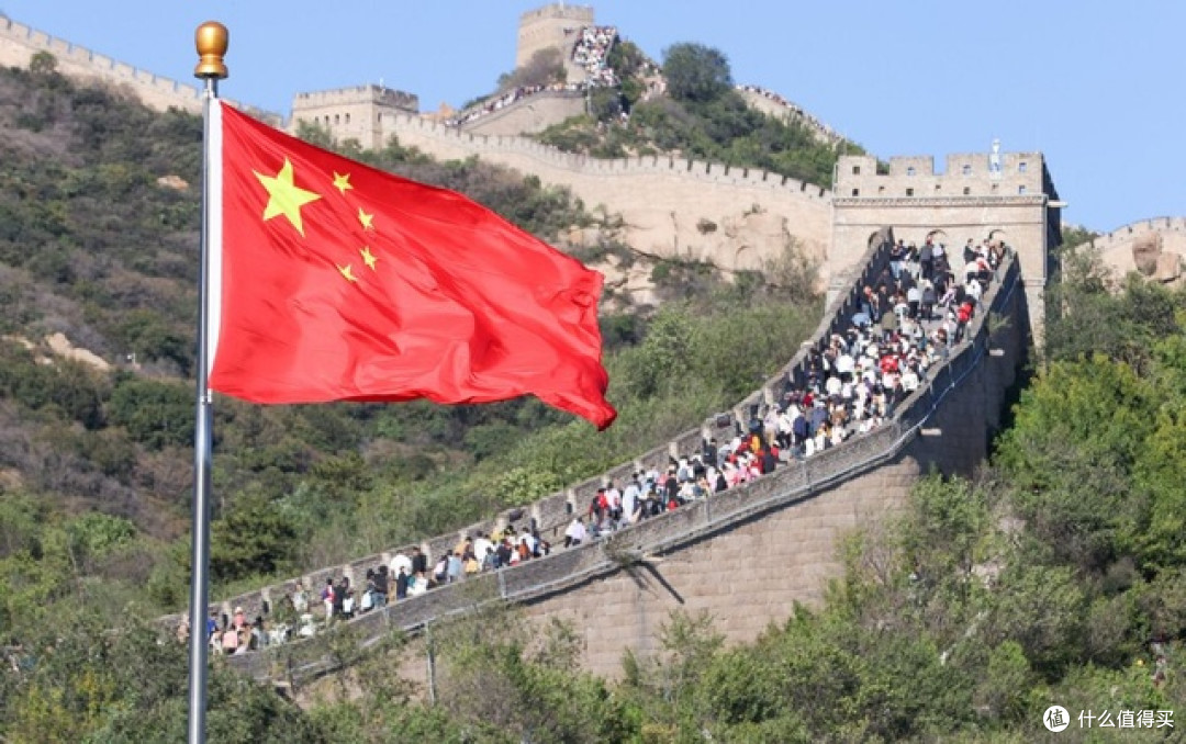 国庆宅家搭子|极米RS10 Plus,一台能到处搬的移动影院