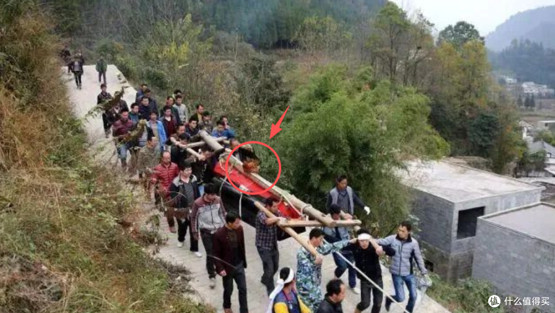 农村出殡,为什么要在棺材上放一只大公鸡?