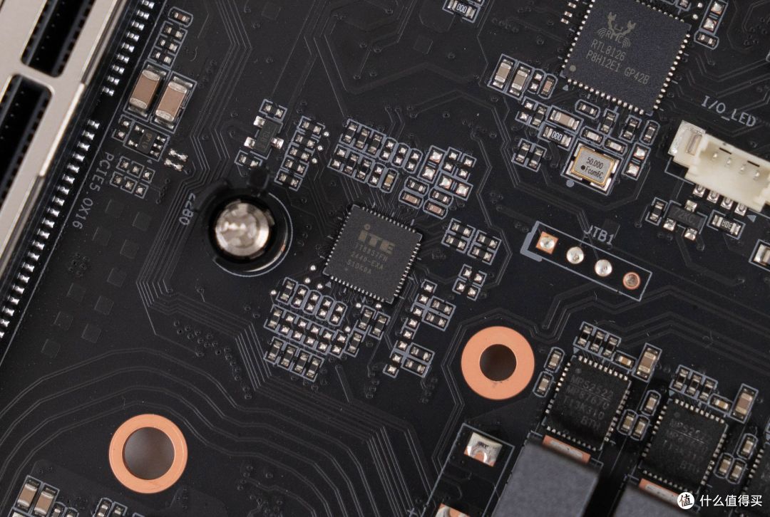 潮酷外观与硬核调校兼得，七彩虹 iGame X870E Ultra-S 主板评测