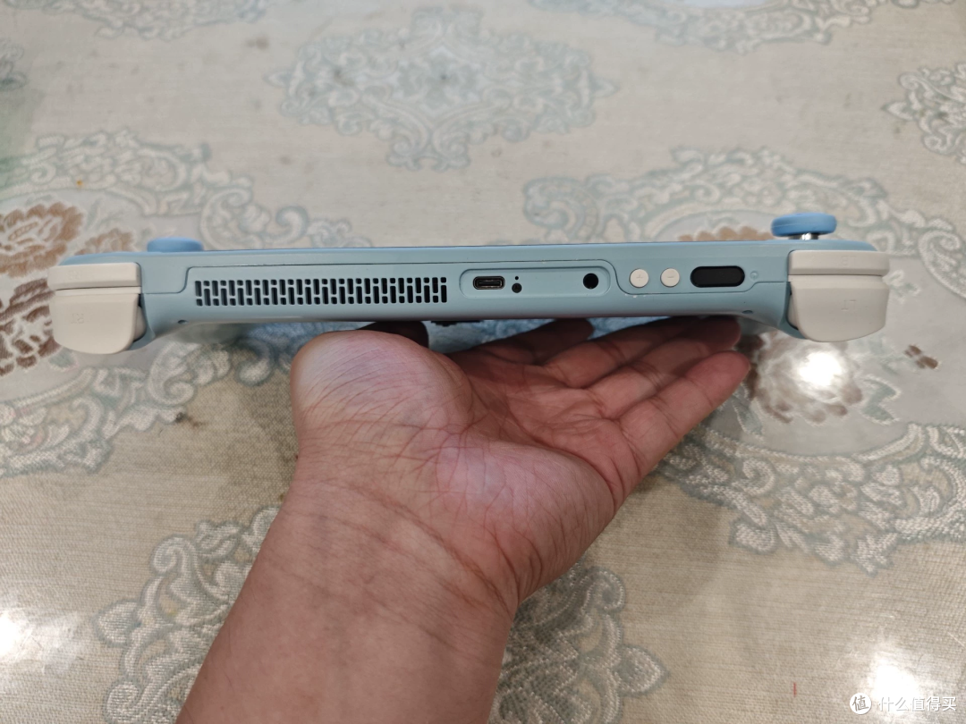 1800元买台AYANEO掌机，标题写2T到手只剩256G
