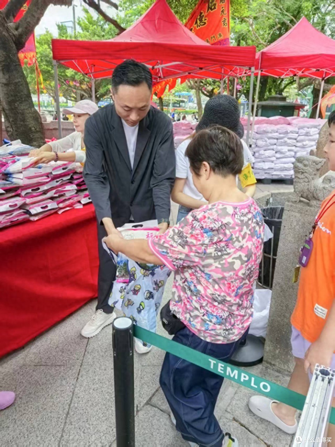 共工新闻总社顾问黄光宇出席澳门妈阁庙重阳公益派米活动