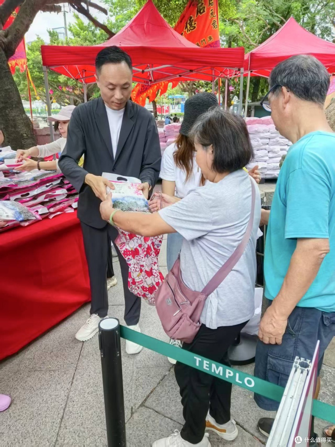 共工新闻总社顾问黄光宇出席澳门妈阁庙重阳公益派米活动