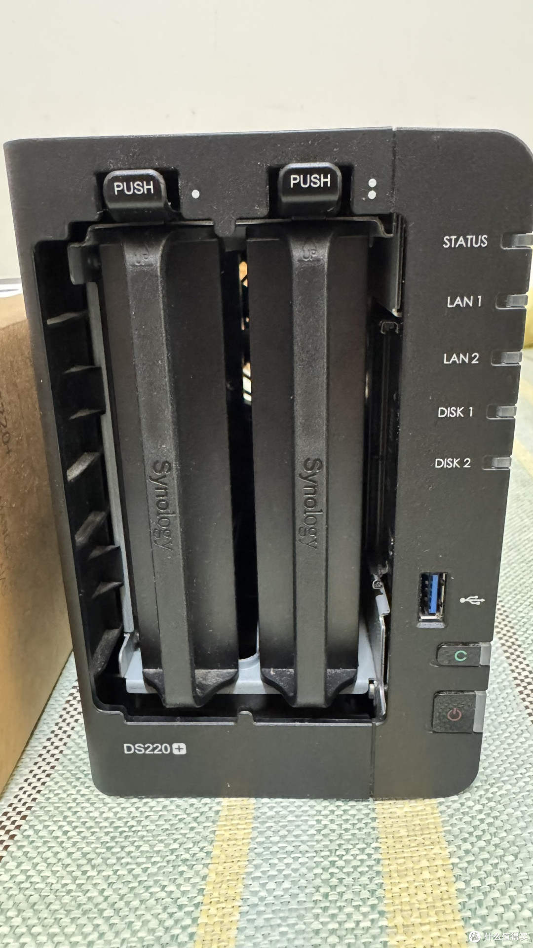 自己的DS220+，这是以旧换新前拍的