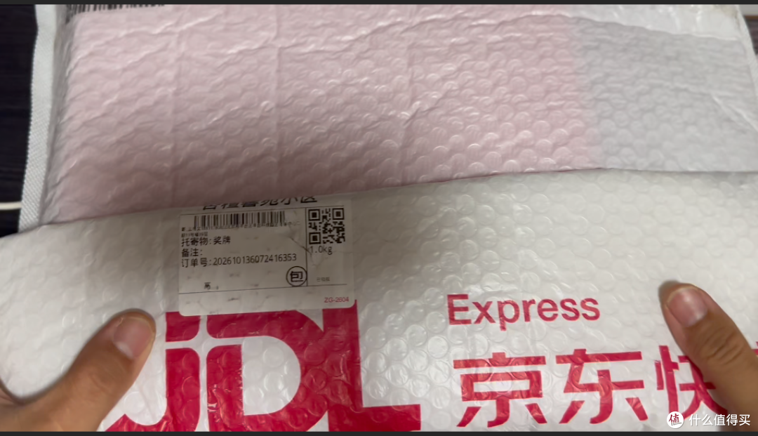 限量硬核大神勋章悲喜开箱：收获创作荣誉，快递却被邻居私自拆开