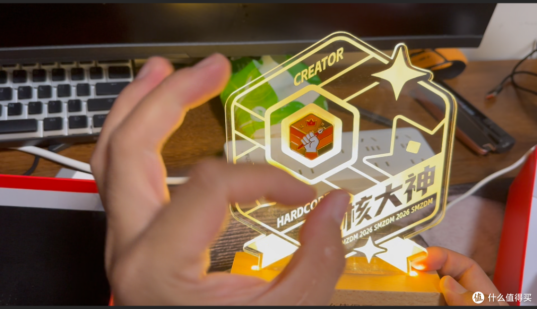 限量硬核大神勋章悲喜开箱：收获创作荣誉，快递却被邻居私自拆开