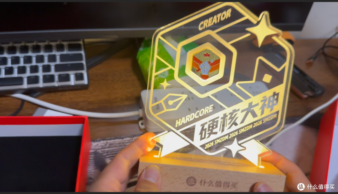 限量硬核大神勋章悲喜开箱：收获创作荣誉，快递却被邻居私自拆开