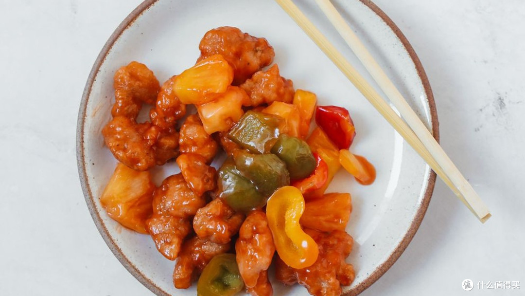 油和肉管够，蔬菜缺席，是外卖最典型的结构