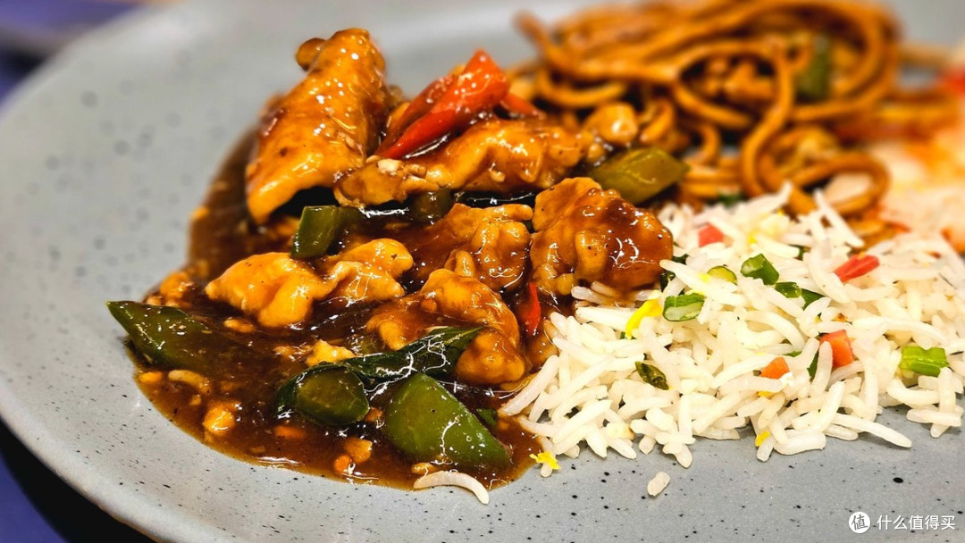 一份盖浇饭，米饭占了大半，菜藏在酱汁里