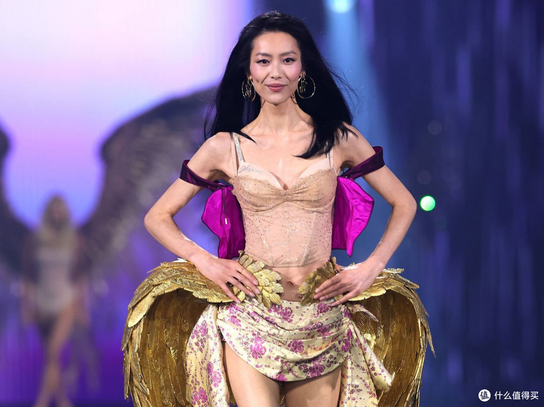 刘雯第10次走维密，奚梦瑶当妈归来，这秀看得我有点恍惚