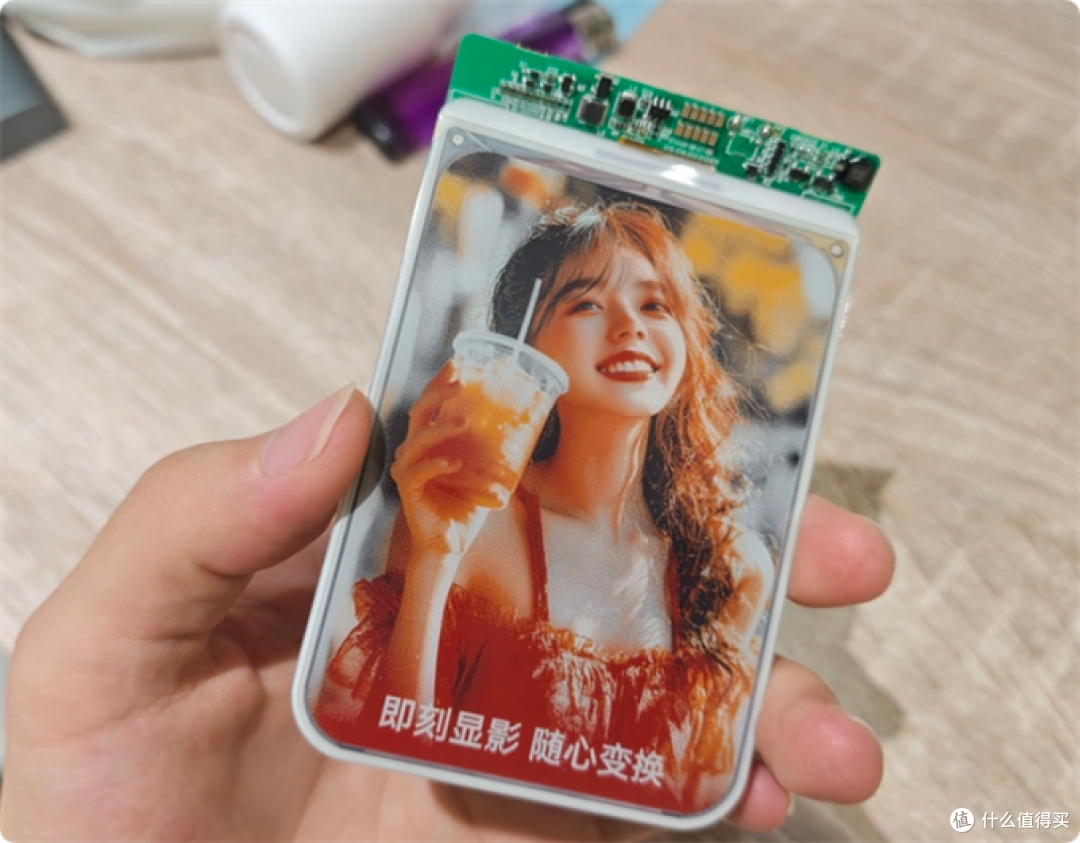 二十多块钱的手机壳，还带3.98英寸四色高清墨水屏，大家都在玩，已经开始DIY了其他牌子手机壳了