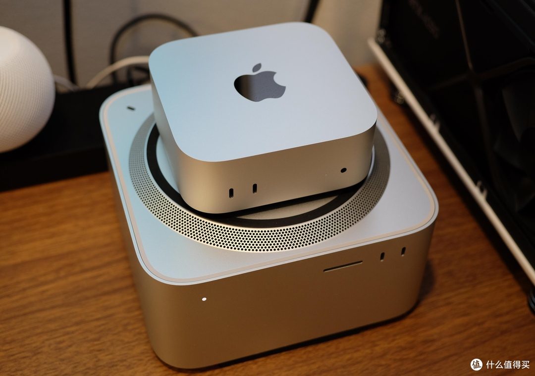 体积参照：Mac mini 叠在 Mac Studio 上，巴掌大