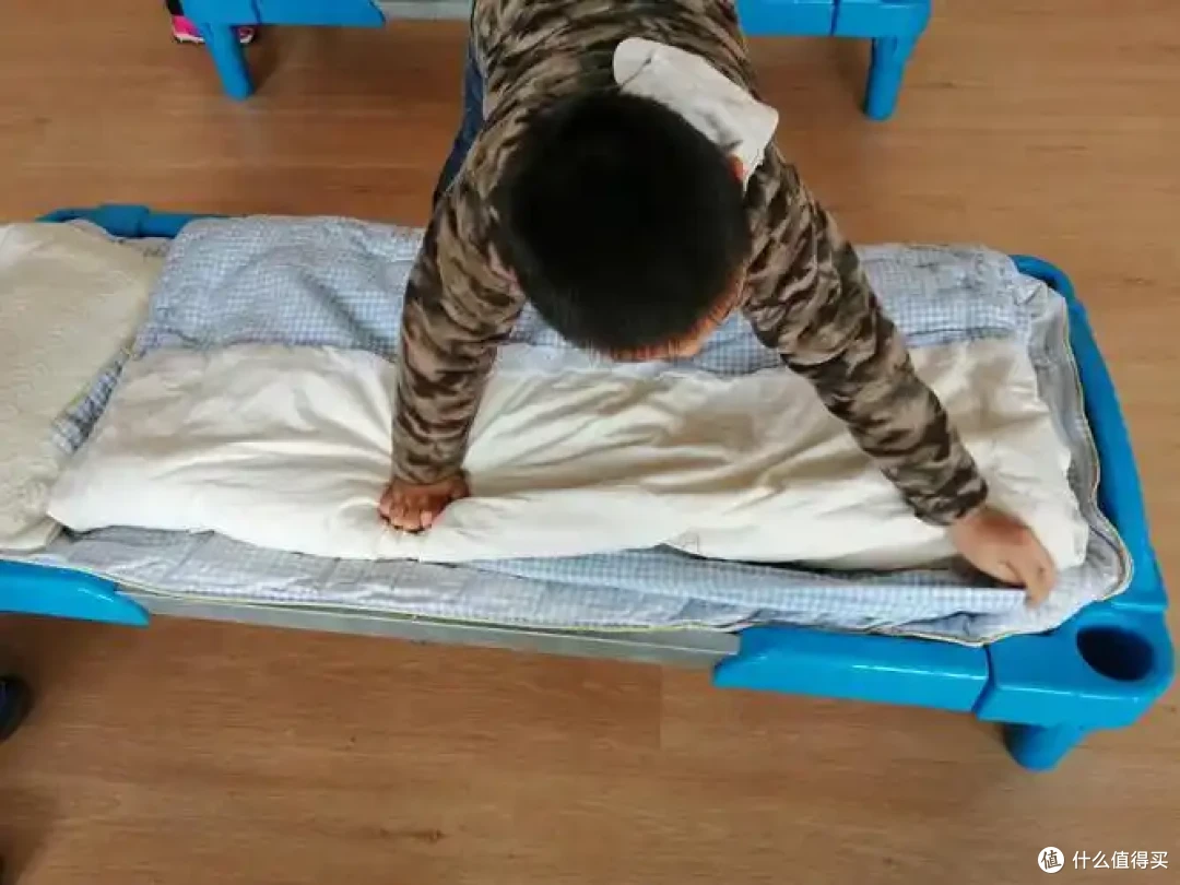 孩子沦为妈宝男,是家庭失职,还是学校背锅?