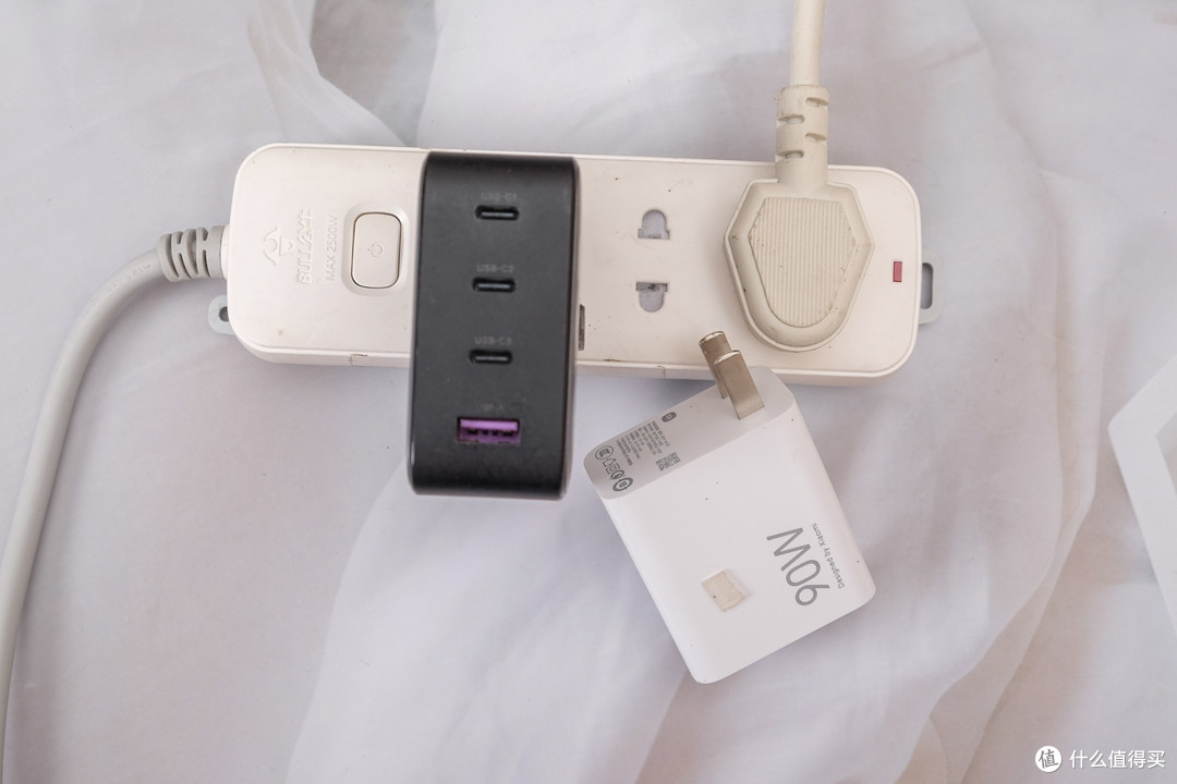 插头打架、线缆缠成一团？ORICO A-Plug插排治好了我的桌面焦虑