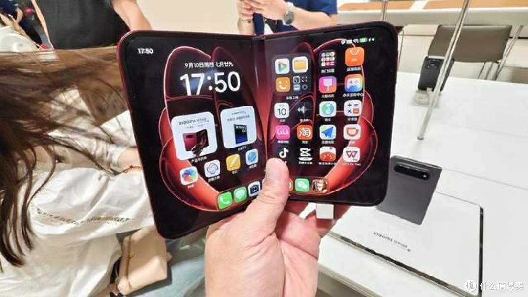 小米18Fold销量破10万台!国产横向折叠爆发,万元折叠屏不再冷门