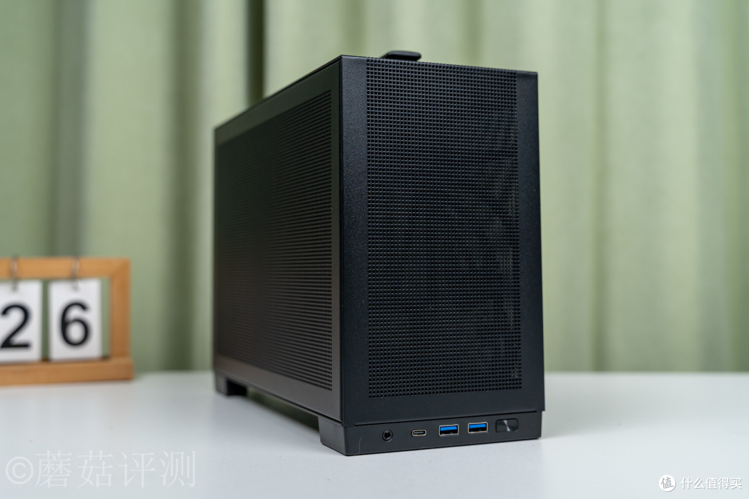 桌面上的便携小方块：闪鳞S300 AIR黑色ITX机箱评测