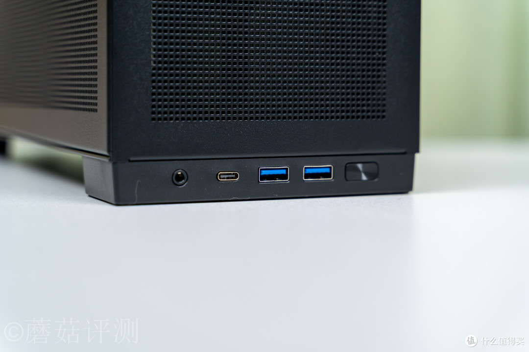 桌面上的便携小方块：闪鳞S300 AIR黑色ITX机箱评测